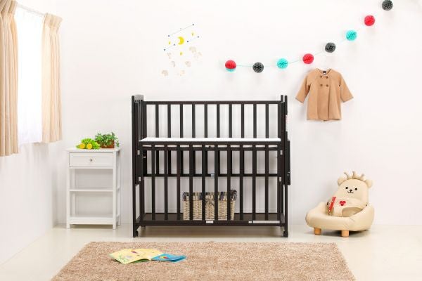 サワベビー　ベビーベッド　ブラウン Amazon.co.jp: サワベビー K型ローワン ダークブラウン No.7 ベビー